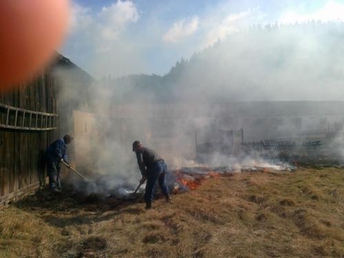 Vypaľovanie trávy v obci 26.03.2012