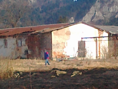 Vypaľovanie trávy v obci 26.03.2012