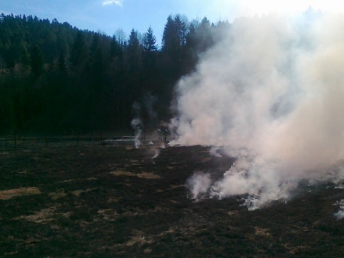 Vypaľovanie trávy v obci 26.03.2012