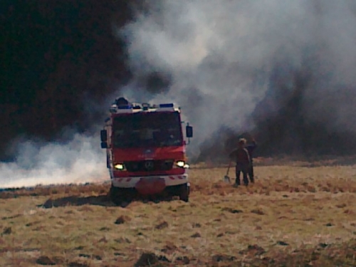 Vypaľovanie trávy v obci 26.03.2012