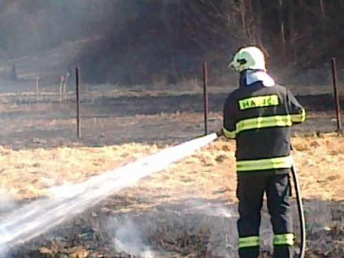 Vypaľovanie trávy v obci 26.03.2012