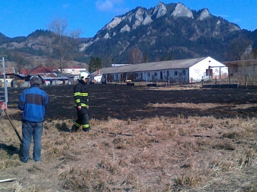 Vypaľovanie trávy v obci 26.03.2012