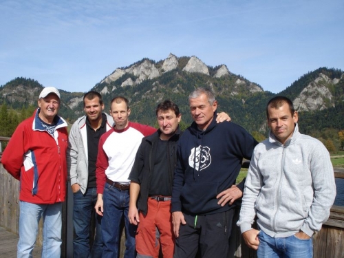 2012-Hochschornerovci v Č.K.Na lávke cez Dunajec ich po návrate z Troch korún privítal Janko Hubcej