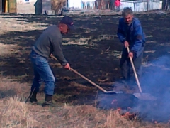 Vypaľovanie trávy v obci 26.03.2012