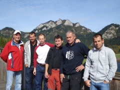 2012-Hochschornerovci v Č.K.Na lávke cez Dunajec ich po návrate z Troch korún privítal Janko Hubcej